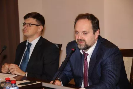 
26 сентября 2015 года Министр природных ресурсов и экологии Российской Федерации Сергей Донской в ФБУ «ГКЗ» провел совещание по вопросам подготовки перехода на Новую классификацию запасов и ресурсов нефти и горючих газов
