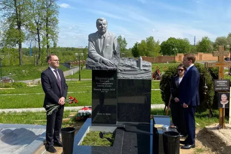 Состоялось торжественное открытие памятника Министра геологии СССР Козловского Евгения Александровича